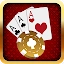 Mesa de blackjack com fichas e cartas em feltro verde